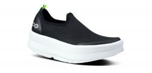 White / Black Oofos OOmega eeZee Low Shoe | 06YHDRXWV