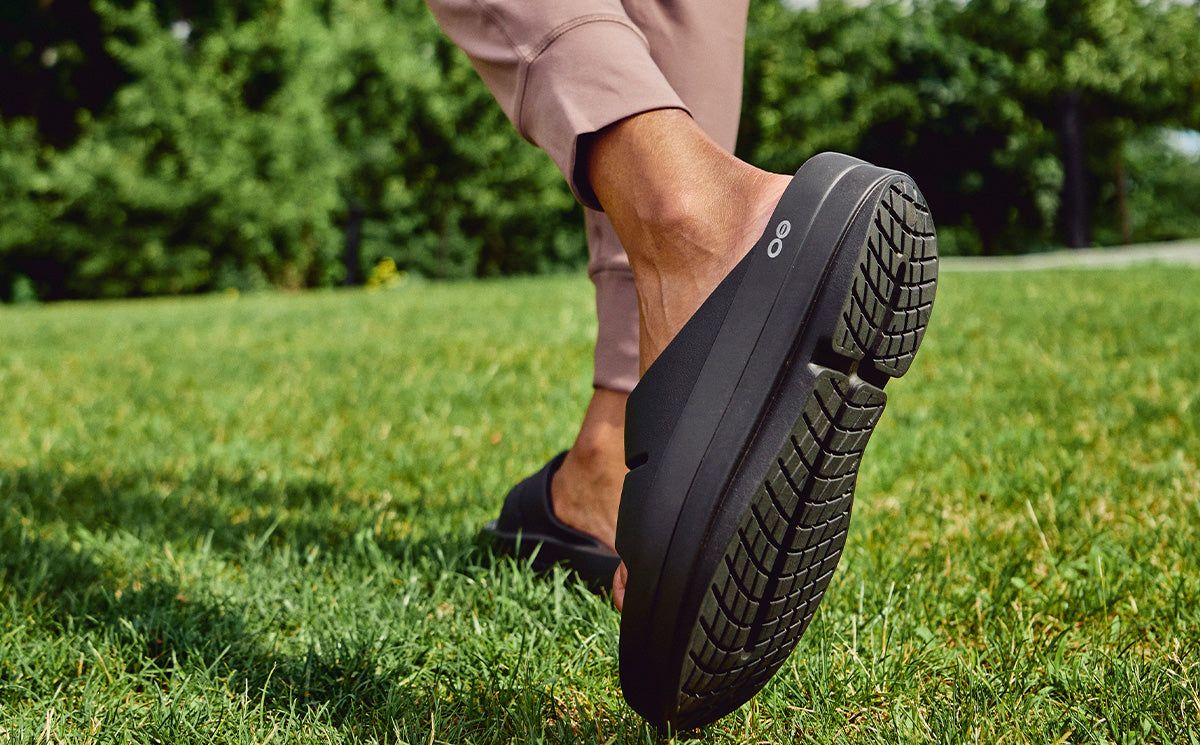 Black Oofos OOmega OOahh Sandal | 51ZWVMCRQ