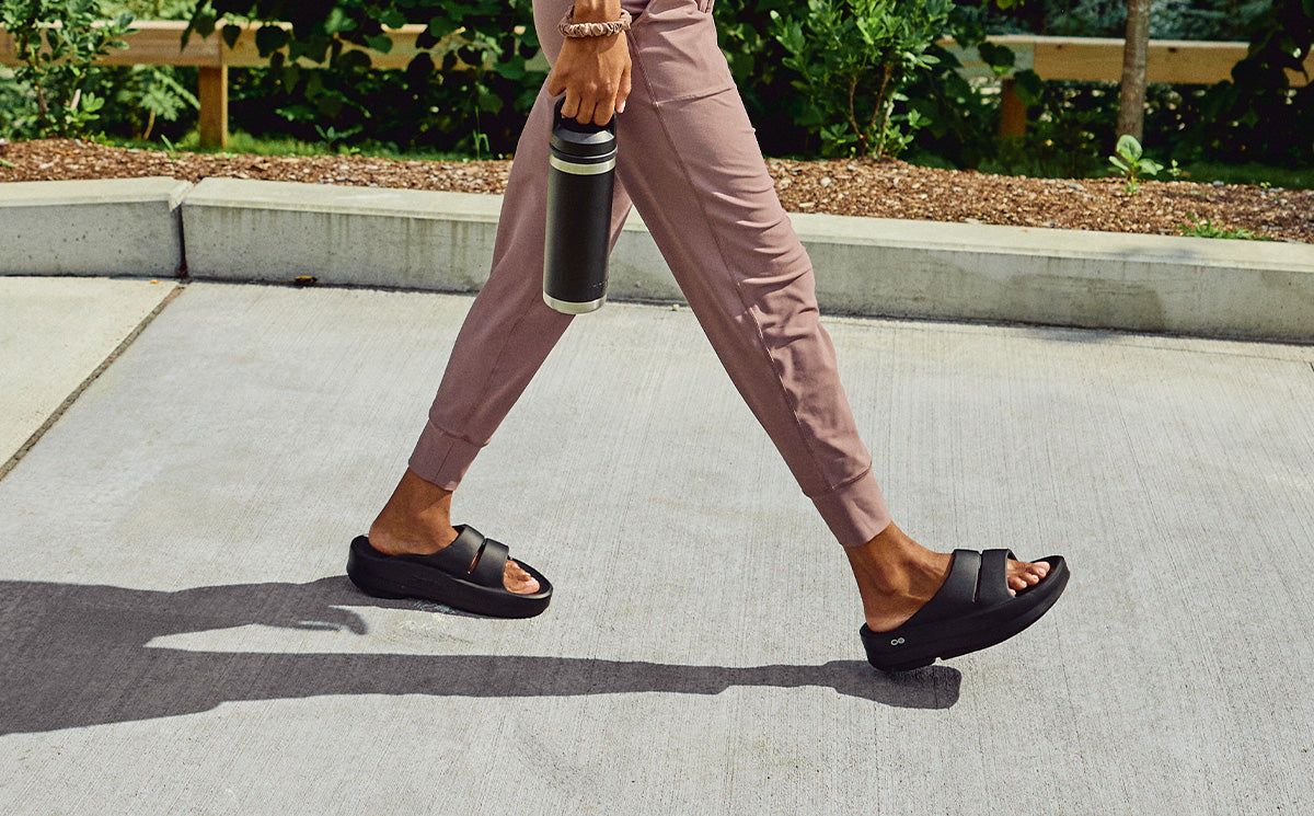 Black Oofos OOmega OOahh Sandal | 51ZWVMCRQ