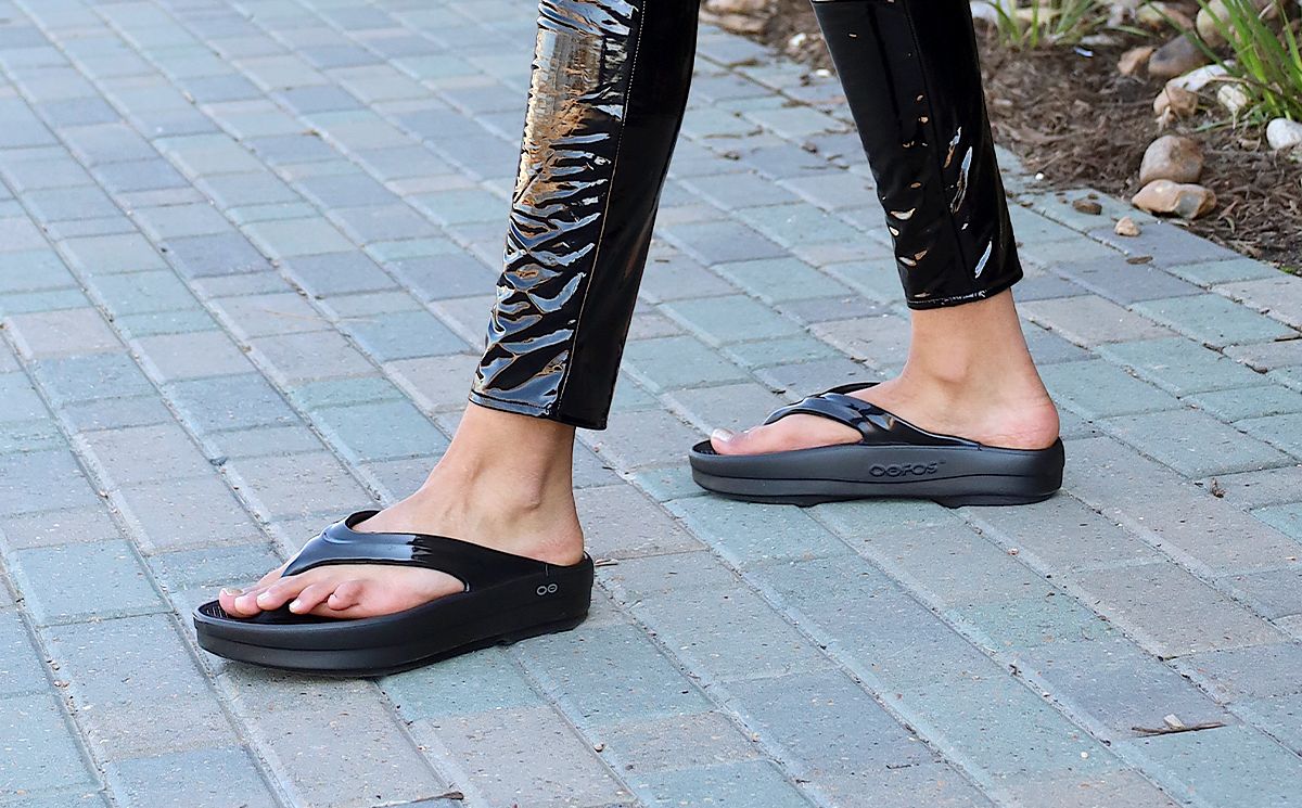 Black Oofos OOmega OOlala Sandal | 65XNSJBYR