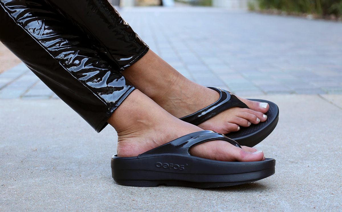 Black Oofos OOmega OOlala Sandal | 65XNSJBYR