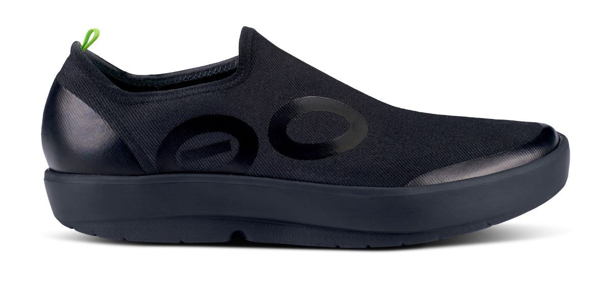 Black Oofos OOmg eeZee Low Shoe | 01TMLXYSN