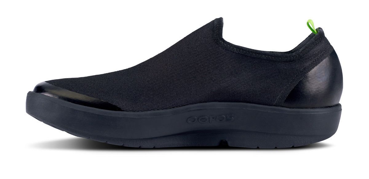 Black Oofos OOmg eeZee Low Shoe | 01TMLXYSN