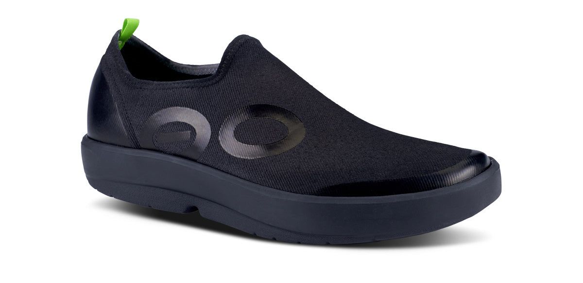Black Oofos OOmg eeZee Low Shoe | 01TMLXYSN