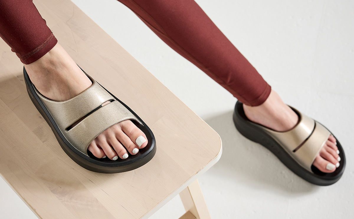 Latte Oofos OOmega OOahh Luxe Sandal | 29MGBPATL