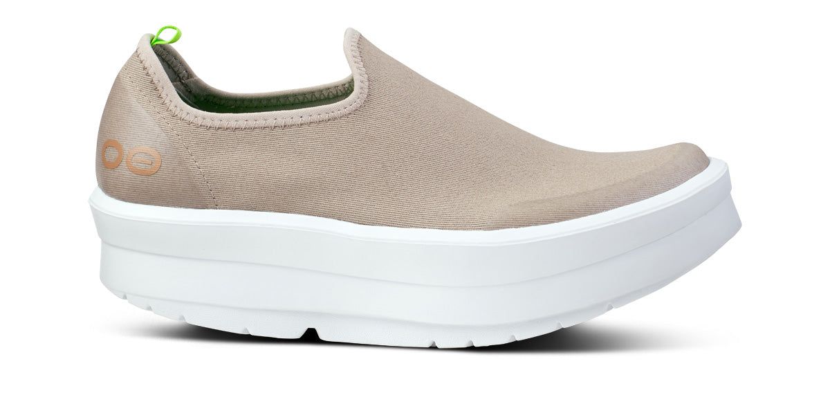 White Oofos OOmega eeZee Low Shoe | 15TEKJSZB