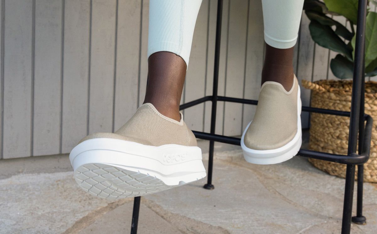 White Oofos OOmega eeZee Low Shoe | 15TEKJSZB