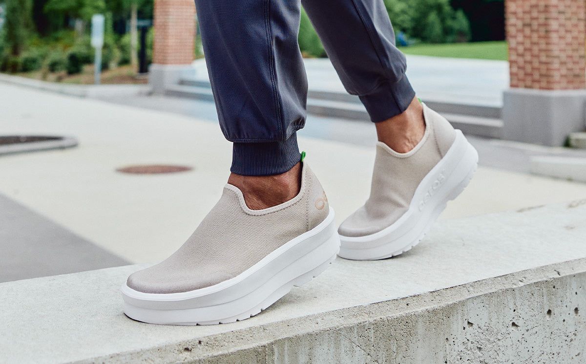 White Oofos OOmega eeZee Low Shoe | 15TEKJSZB