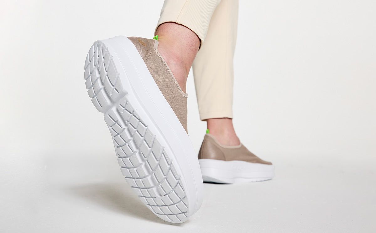 White Oofos OOmega eeZee Low Shoe | 15TEKJSZB