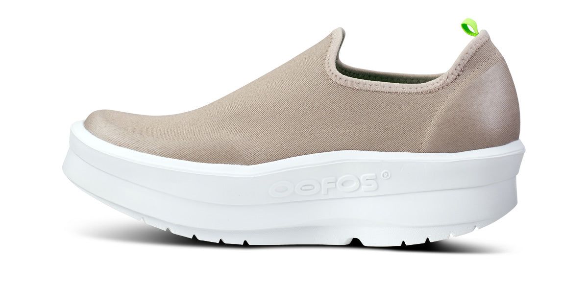 White Oofos OOmega eeZee Low Shoe | 15TEKJSZB
