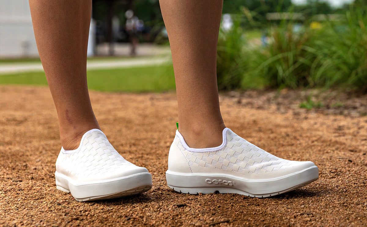 White Oofos OOmg eeZee Low Shoe | 35TAVSWBN