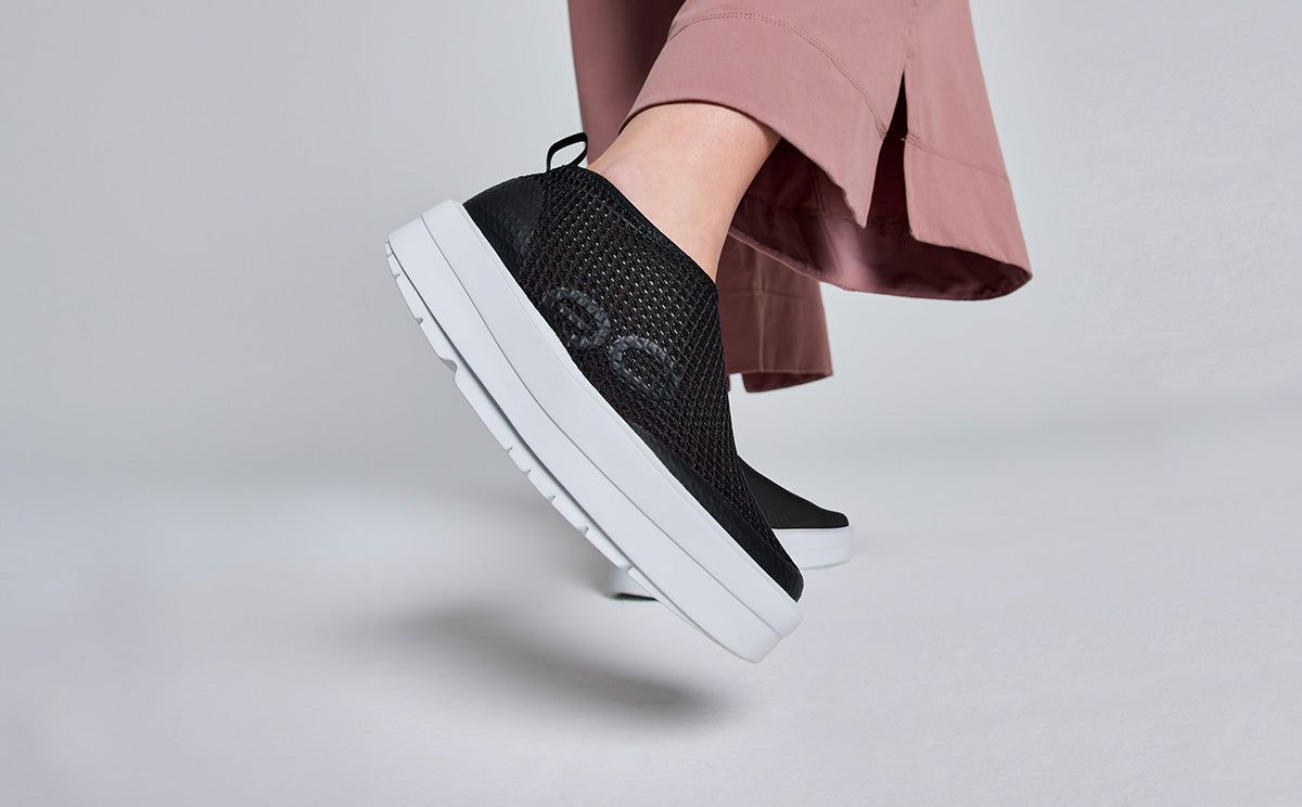 White / Black Oofos OOmega Chukka Shoe | 48QFUEMYN