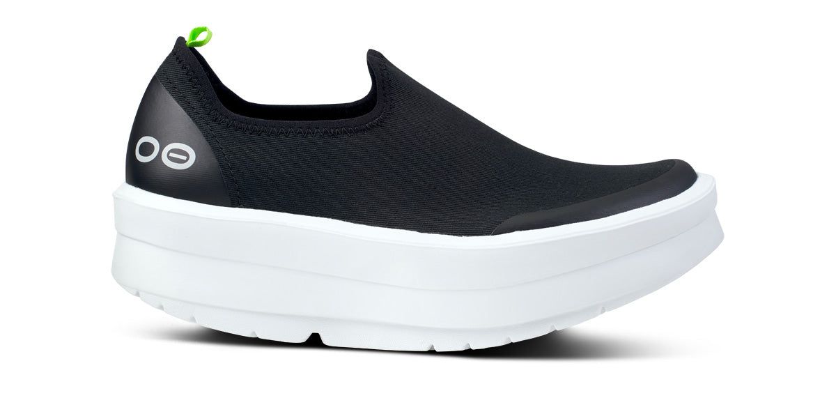 White / Black Oofos OOmega eeZee Low Shoe | 06YHDRXWV