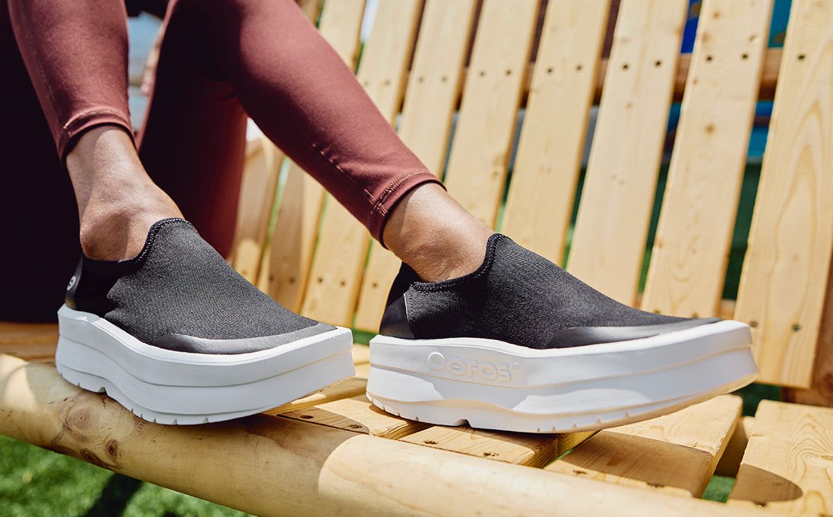 White / Black Oofos OOmega eeZee Low Shoe | 06YHDRXWV