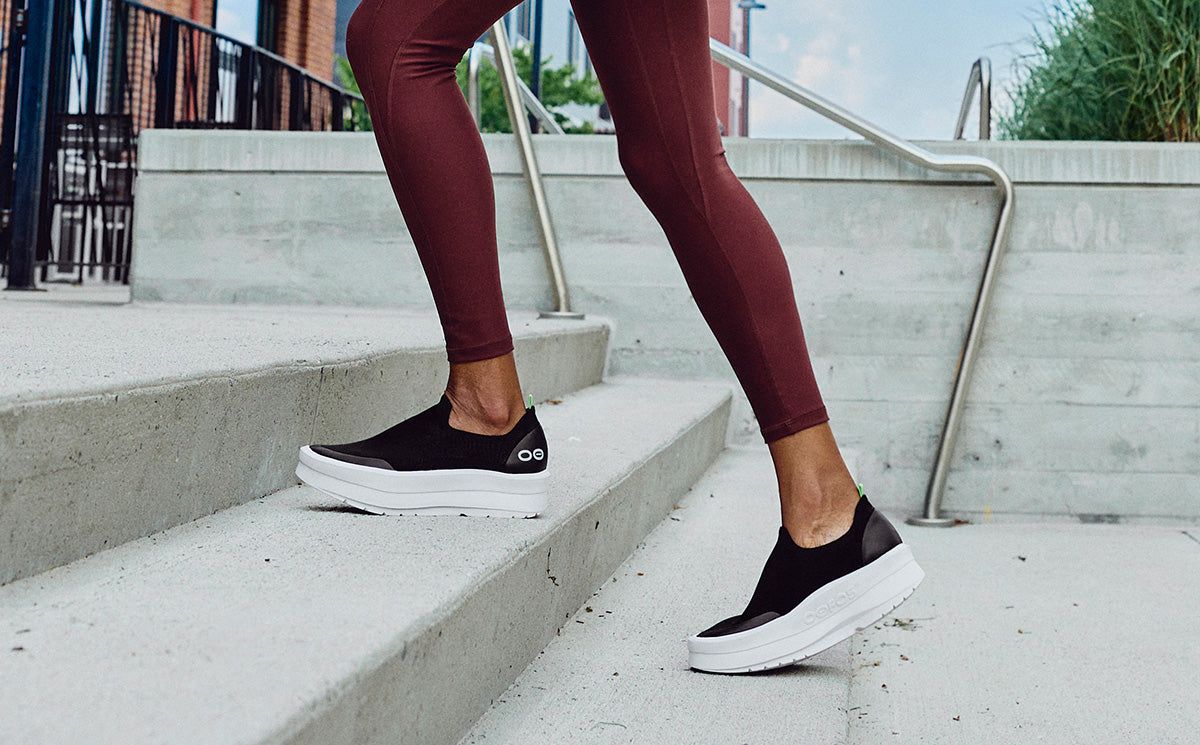 White / Black Oofos OOmega eeZee Low Shoe | 06YHDRXWV