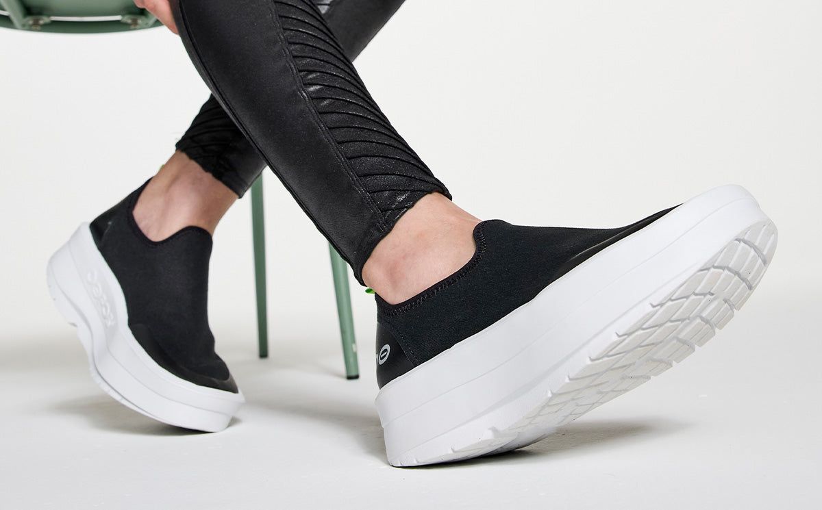 White / Black Oofos OOmega eeZee Low Shoe | 06YHDRXWV