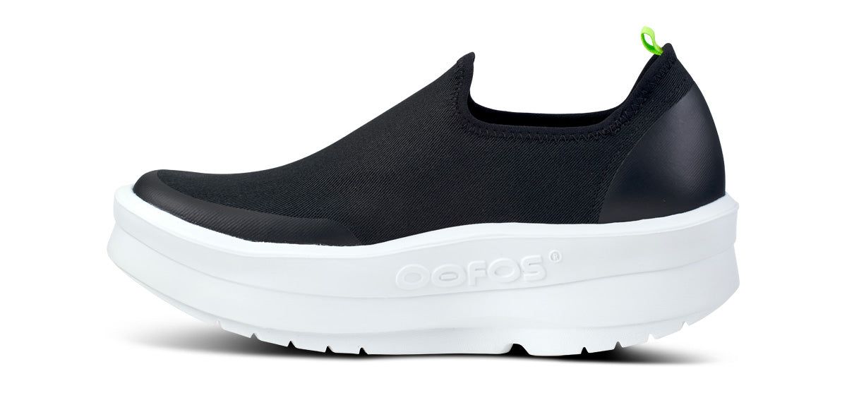 White / Black Oofos OOmega eeZee Low Shoe | 06YHDRXWV