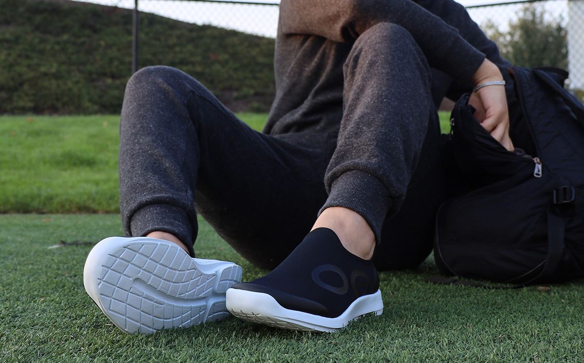 White / Black Oofos OOmg Sport Low Shoe | 13UIPTFLG