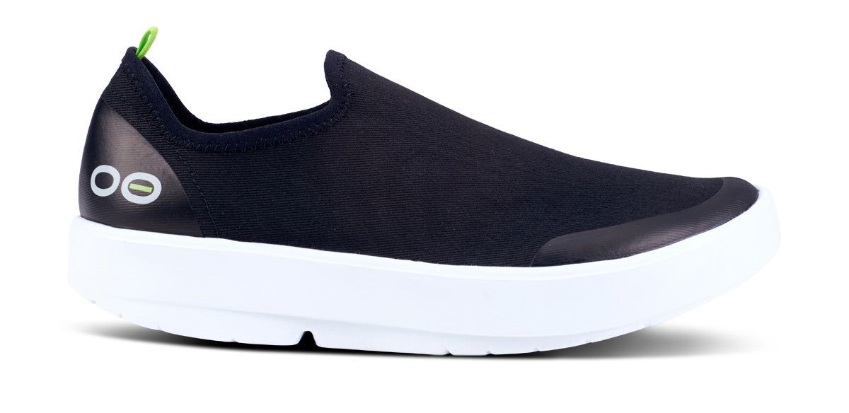 White / Black Oofos OOmg eeZee Low Shoe | 07VBFQNRY