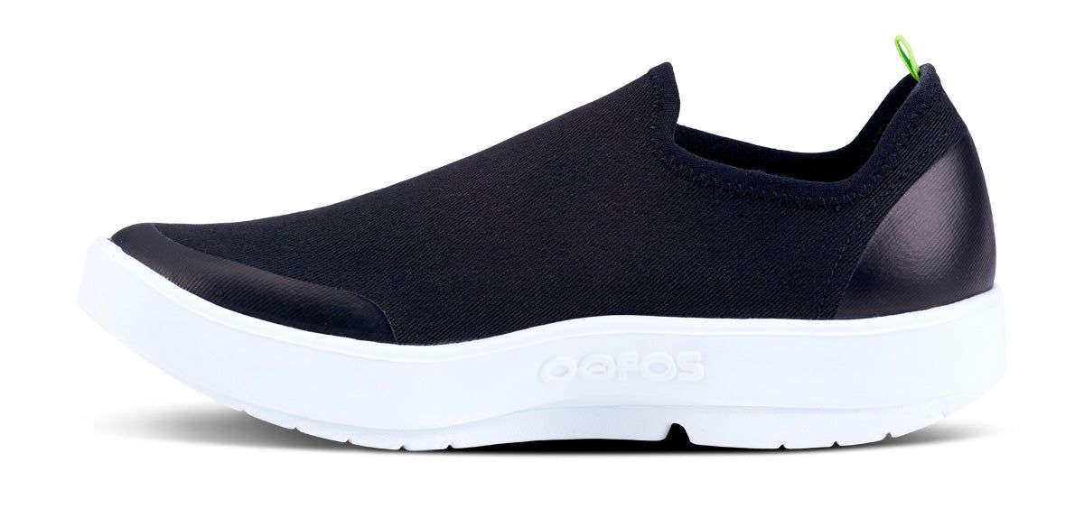 White / Black Oofos OOmg eeZee Low Shoe | 07VBFQNRY