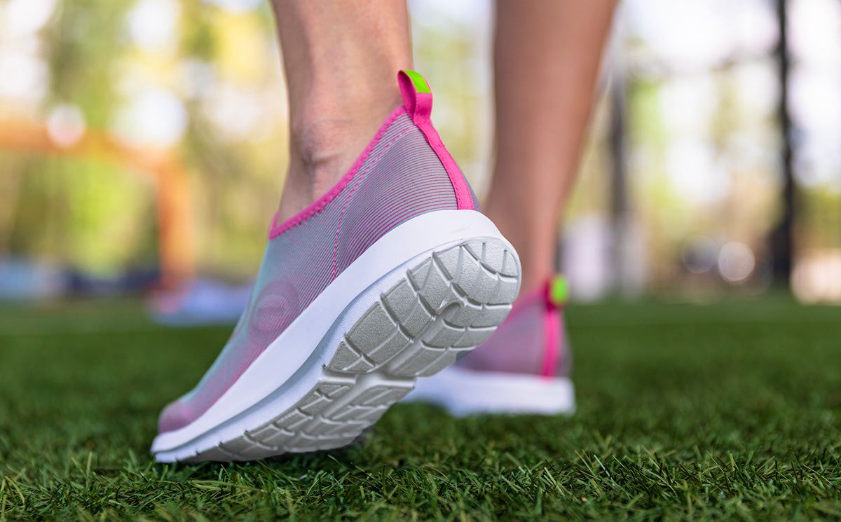 White / Fuchsia Oofos OOmg Sport Low Shoe | 21TSRVMQY