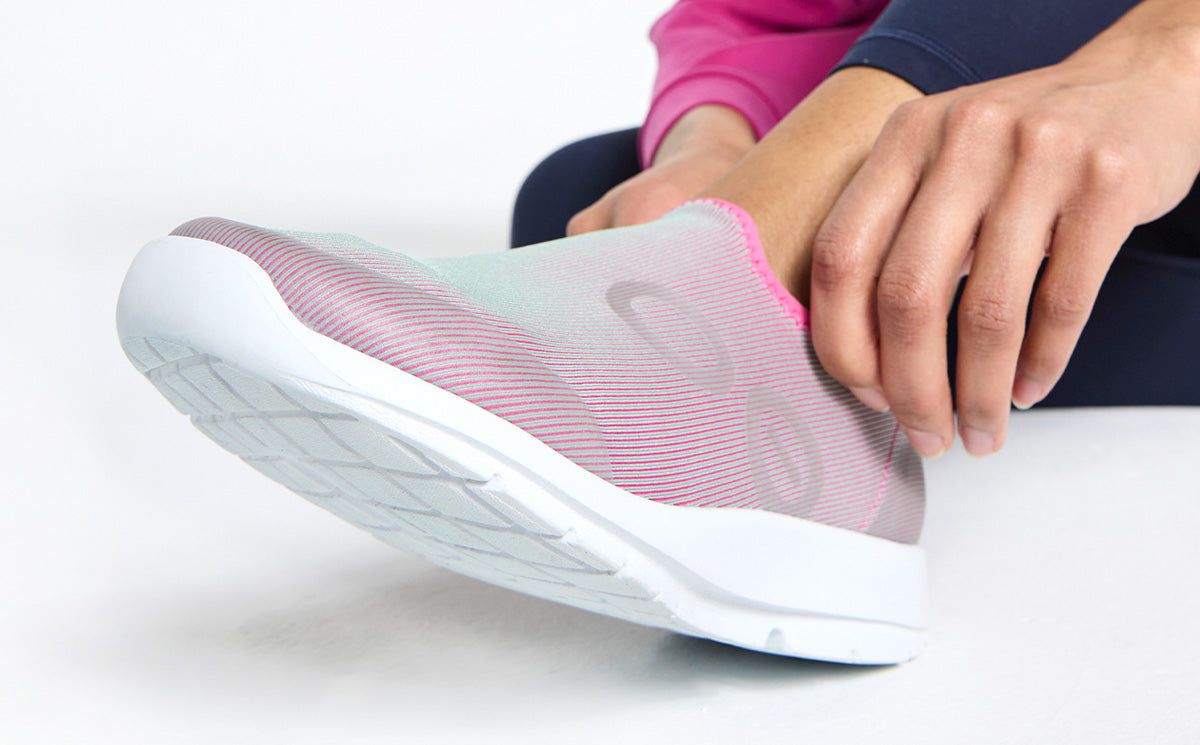 White / Fuchsia Oofos OOmg Sport Low Shoe | 21TSRVMQY