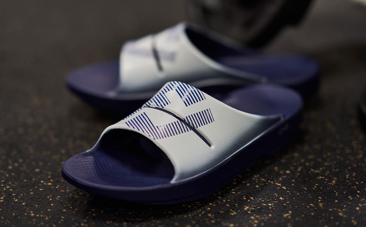 White / Navy Oofos OOahh Sport Slide Sandal | 58MEKOXWG