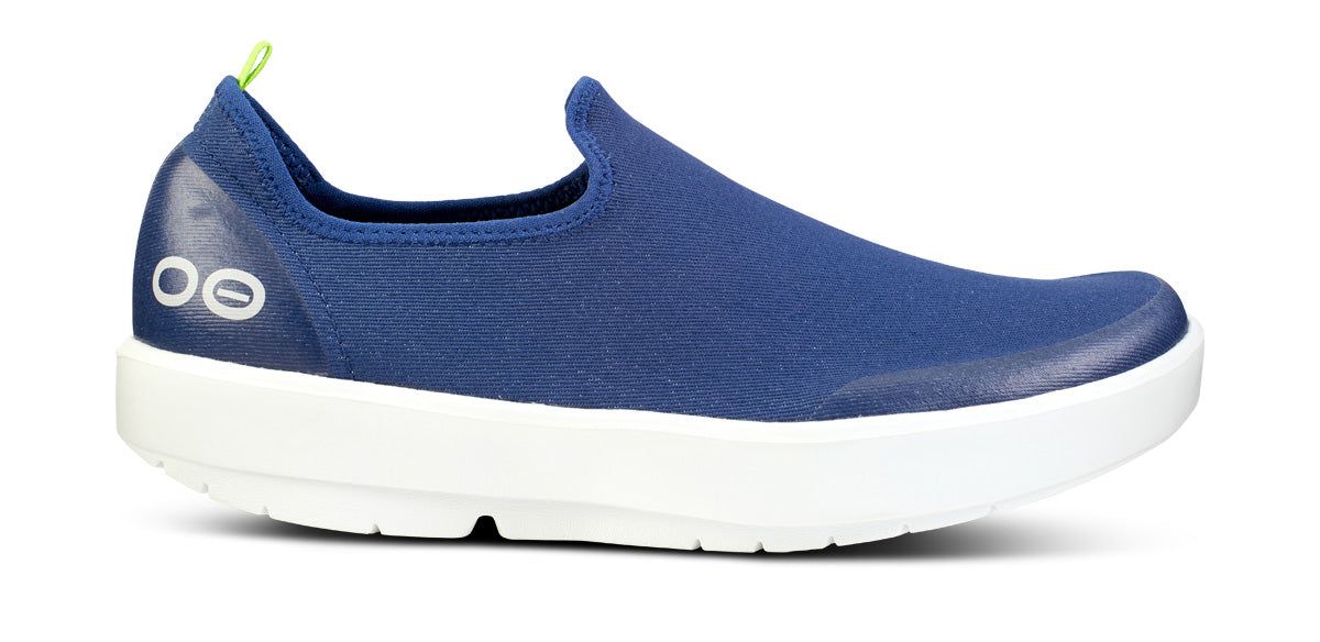 White / Navy Oofos OOmg eeZee Low Shoe | 54UOLCQFY