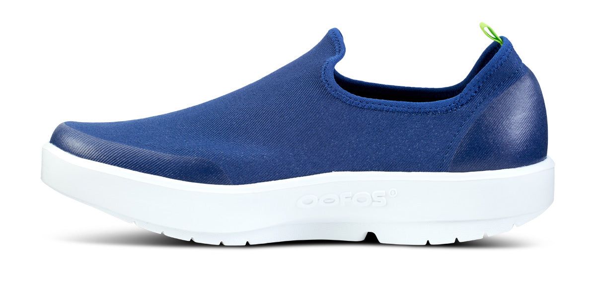 White / Navy Oofos OOmg eeZee Low Shoe | 54UOLCQFY
