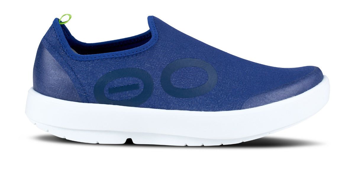 White / Navy Oofos OOmg eeZee Low Shoe | 91VDOLKBR