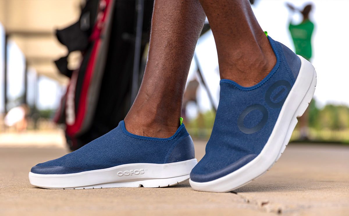 White / Navy Oofos OOmg eeZee Low Shoe | 91VDOLKBR