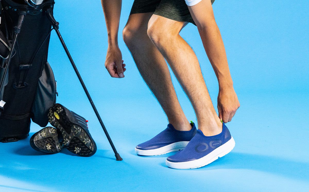 White / Navy Oofos OOmg eeZee Low Shoe | 91VDOLKBR