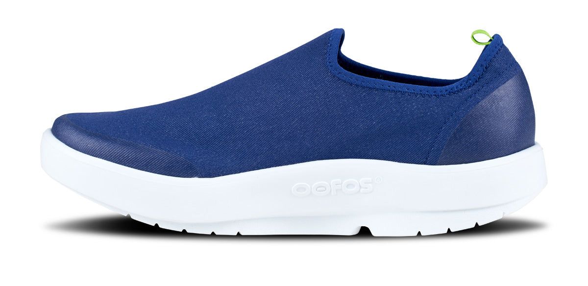 White / Navy Oofos OOmg eeZee Low Shoe | 91VDOLKBR