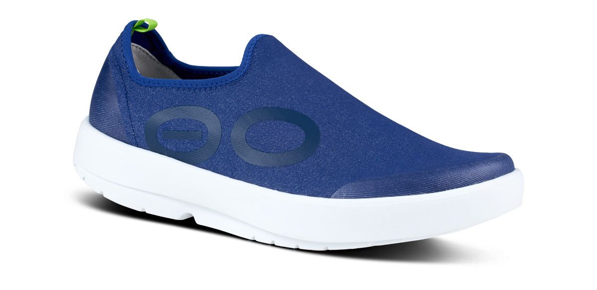 White / Navy Oofos OOmg eeZee Low Shoe | 91VDOLKBR