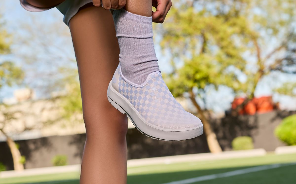 White / Purple Oofos OOmg eeZee Low Shoe | 91ZCFBYDW