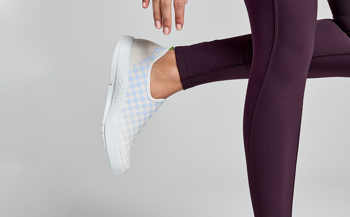 White / Purple Oofos OOmg eeZee Low Shoe | 91ZCFBYDW