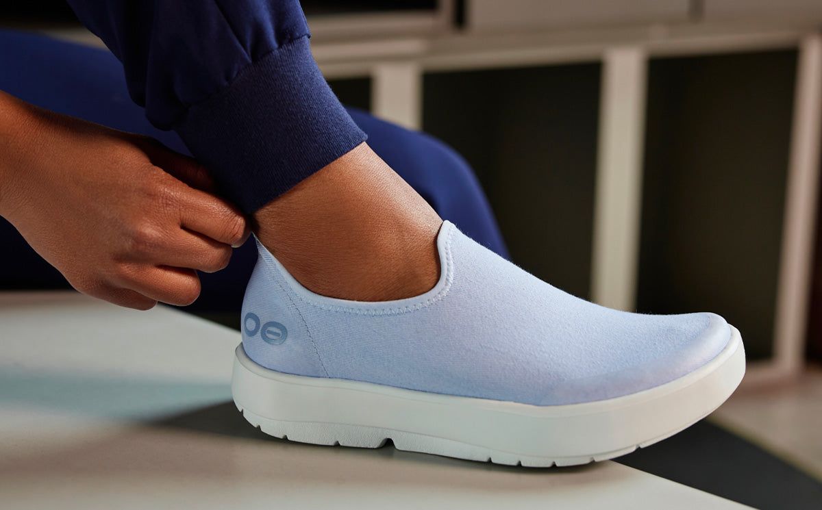 White / Purple Oofos OOmg eeZee Low Shoe | 87ADSURCO